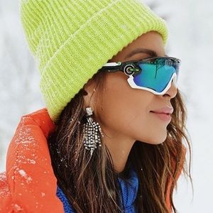 Get the look! Bright Green knit beanie, hat! Mint condition.